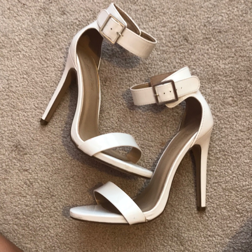 White DREAM PAIRS heels